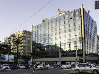 A comprare da Romanazzi il nuovo palazzo a vetri progettato dall�architetto Beniamino Cirillo sarebbe stata un�assicurazione di Milano, che per� non si accontent� di acquisire solo il �piccolo� spazio occupato dal palazzo della Gazzetta, ma fece in modo di garantirsi l�intero isolato